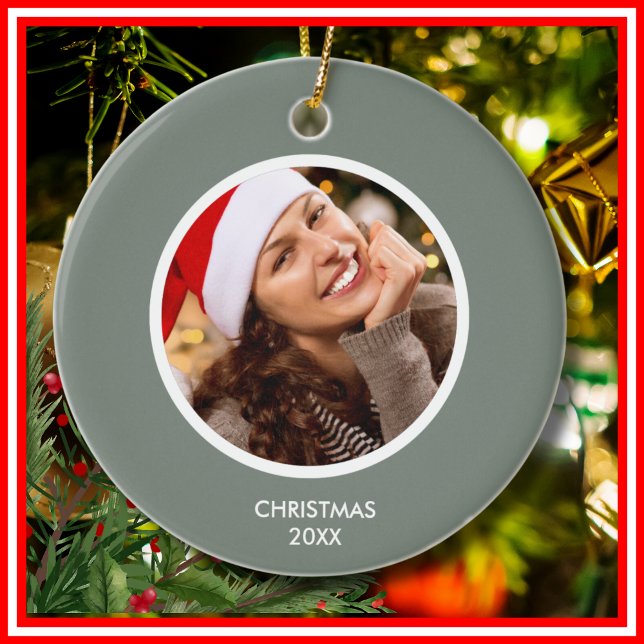 Sage Grönt & White Modern Initialer Monogram PHOTO Julgransprydnad Keramik (Skapare uppladdad)