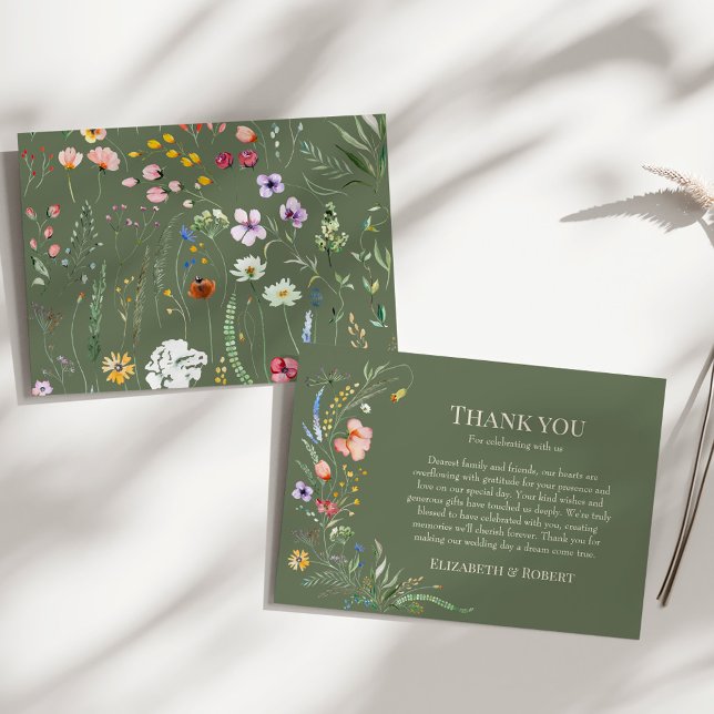 Sage Grönt Wildblomme Meadow Bröllop Tack Kort (Sage Green Wildflower Meadow Wedding Thank You Card on a sunny white table.)
