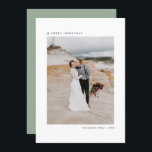 Sage Julgran Modern God jul Photo Julkort<br><div class="desc">Ett enkelt och modernt kort för din familj och dina vänner. Den har en enkel Julgran, sans serif-typografi och en sage grönt-bakgrund. Texterna är helt redigerbara. Anpassa det här julkortet genom att lägga till hälsning, meddelande, namn, år och foto. Kontrollera om det finns andra färg och matchande objekt i samlingen....</div>