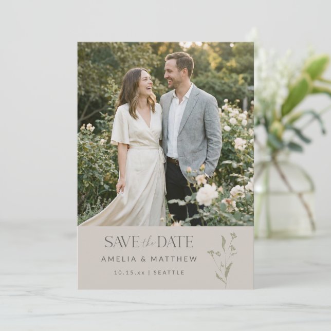 Sage Minimalistisk Botanisk Taupe Foto Bröllop Spara Datumet (Stående Fram)