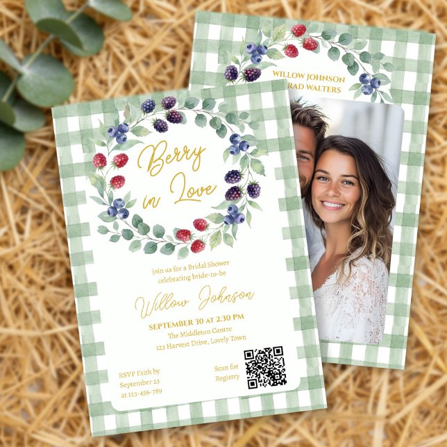 Sagegrön Berry in Love Gingham Bröllopsdusch Inbjudningar (Berry in Love Bridal Shower invitation with photo, berry wreath and green gingham by Darling & May)