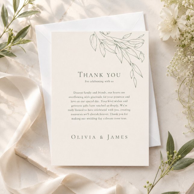 Sagegrön botanisk bröllops-tack-kort tack kort (Sage Green Botanical Wedding Thank You Card on an elegant table with thiny flowers)