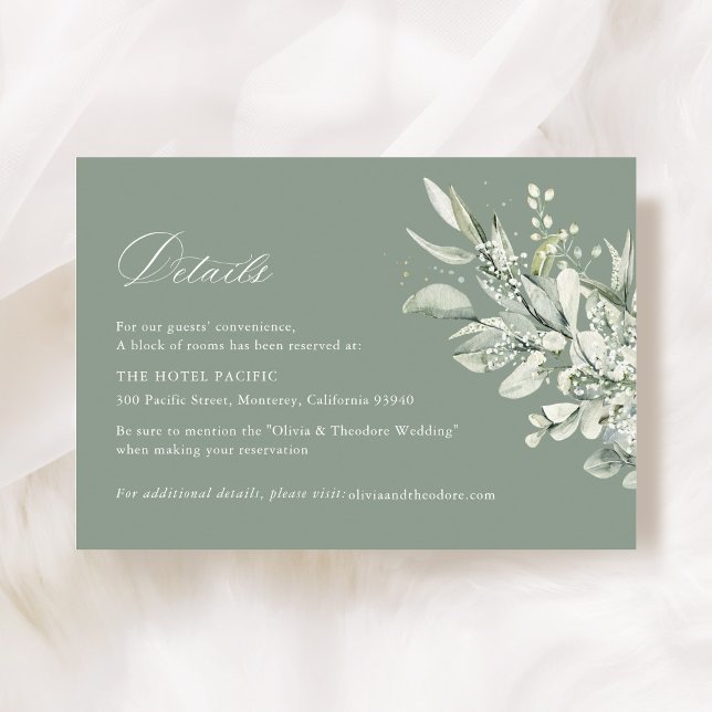 Sagegrön botanisk bröllopsboende tilläggskort (Sage green botanical wedding accommodation card, watercolor greenery, modern classic suite flat lay)