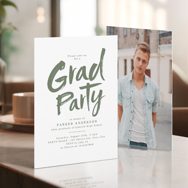 Sagegrön Enkel Modern Borstskrift Examenfest Inbjudningar (Sage Green Simple Modern Brush Script Grad Party Invitation)