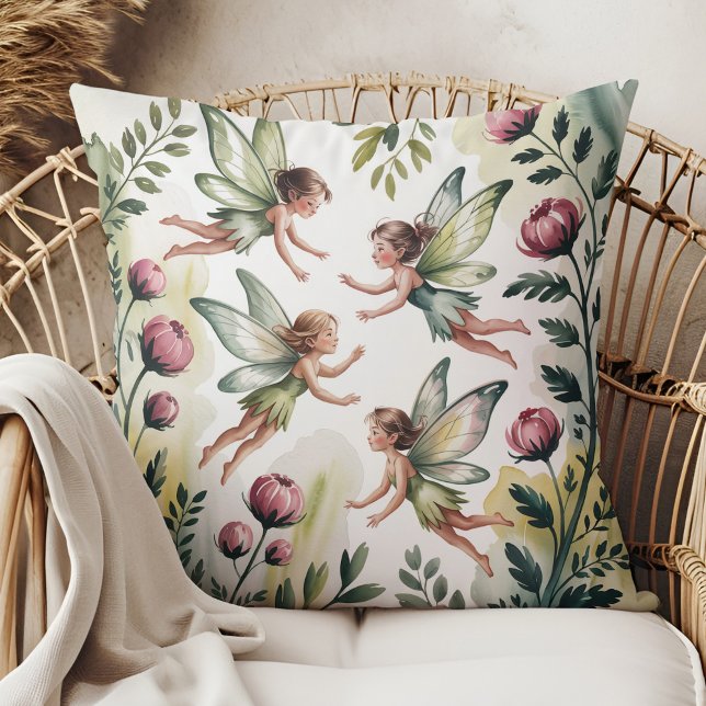 Sagegrön Fairycore Blommig Kuddcover Kudde (Sage Green Fairycore Floral Throw Pillow in a boho rattan armchair.)