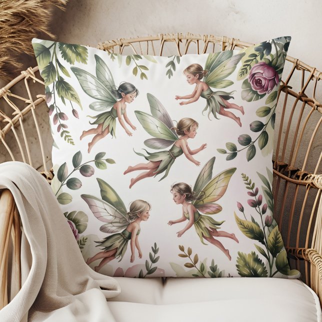 Sagegrön Fairycore Botanisk Kastkudde Kudde (Sage Green Fairycore Botanical Throw Pillow in a boho neutral rattan armchair)