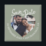Sagegrön Foto Modernt manus Spara datumet Magnet<br><div class="desc">Sagegrön modern fotografisk magnet för "save the date" med ett hjärtformat fönster för foton, en dämpad sagegrön bakgrund och handskriven text i vitt. Denna design framhäver er förlovningsbild samtidigt som den tydligt delar datum och plats för bröllopet i en lugn och organisk färgpalett som känns både modern och tidlös. Perfekt...</div>