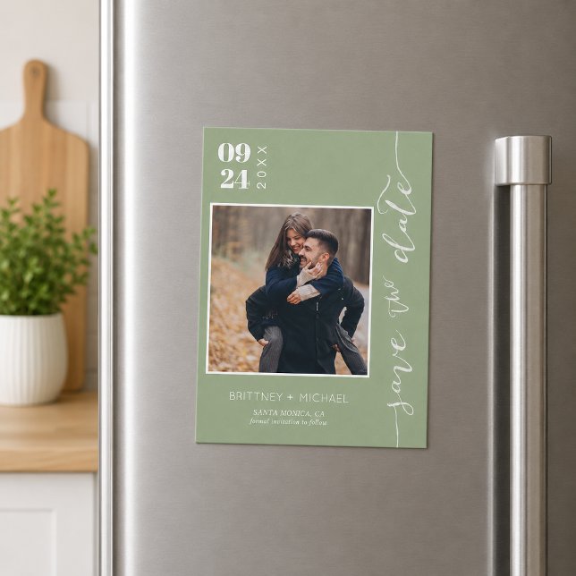 Sagegrön Foto Spara Datum (Elegant sage green photo save the date magnet featuring modern typography )