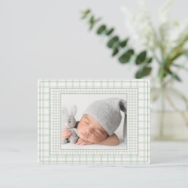 Sagegrön Gingham En Foto Könsneutral Födelse Meddelande Vykort (Stående Fram)