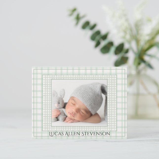 Sagegrön Gingham En Foto Könsneutral Födelse Meddelande Vykort (Stående Fram)