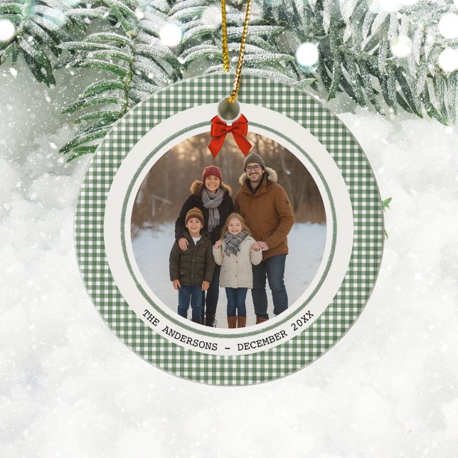 Sagegrön Ginghamrutig Rund Foto Jul Julgransprydnad Keramik (Green gingham plaid Christmas holiday photo ornament)