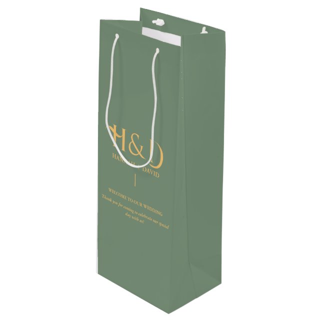 Sagegrön & Guld Monogram Bröllop Välkommen Gäst  (Framsidan Vinklad)