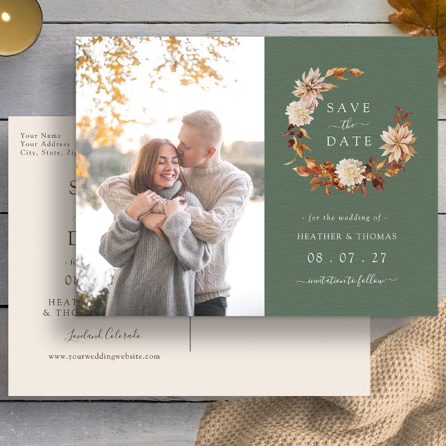 Sagegrön höstkrans Bröllopsfoto Spara datum Meddelande Vykort (Sage Green Fall Wreath Wedding Photo Save The Date Announcement Postcard by Painted Paperie
)