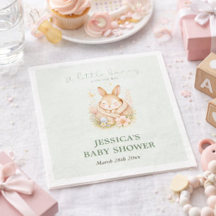 Sagegrön liten kanin på väg Baby Shower Pappersservett
