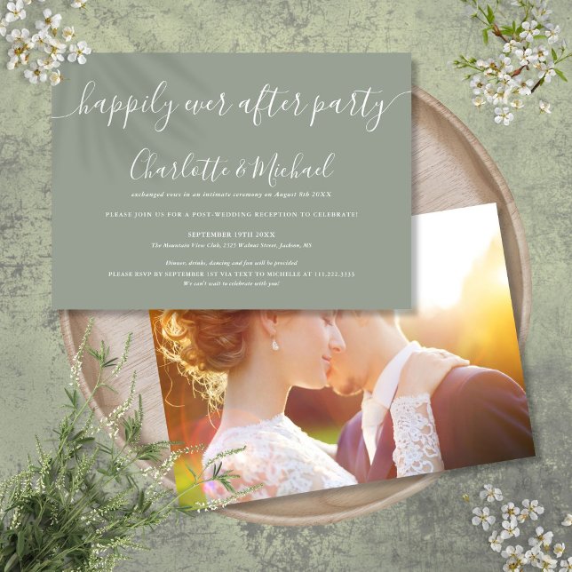 Sagegrön lycklig för alltid-fest bröllopsfoto inbjudningar (Sage Green Happily Ever After Party Wedding Photo Invitation)