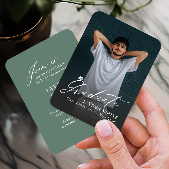 Sagegrön Mini Modern Skript Examenfoto Tilläggskort (Sage Green Mini Modern Script Photo Graduation Enclosure Card)