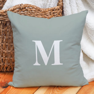 Sagegrön modern farmhouse-monogram kudde