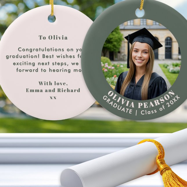 Sagegrön Modern Fotografi Examenminne Julgransprydnad Keramik (A graduation ornament in sage green and blush pink, with photo, name, year and custom message)