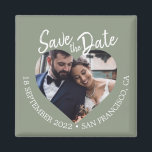 Sagegrön modern script spara datum-kort magnet<br><div class="desc">Sagegrön modern fotoskript "Save the Date"-magnet med hjärtformat fotofönster, dovt sagegrön bakgrund och handskriven skripttext i vitt. Denna design framhäver ditt förlovningsfoto medan den tydligt delar datum och plats för bröllopet i en lugn, organisk färgpalett som känns både modern och tidlös. Perfekt för bröllop, utomhusfirande, destinationsevenemang eller förnyelse av löften...</div>