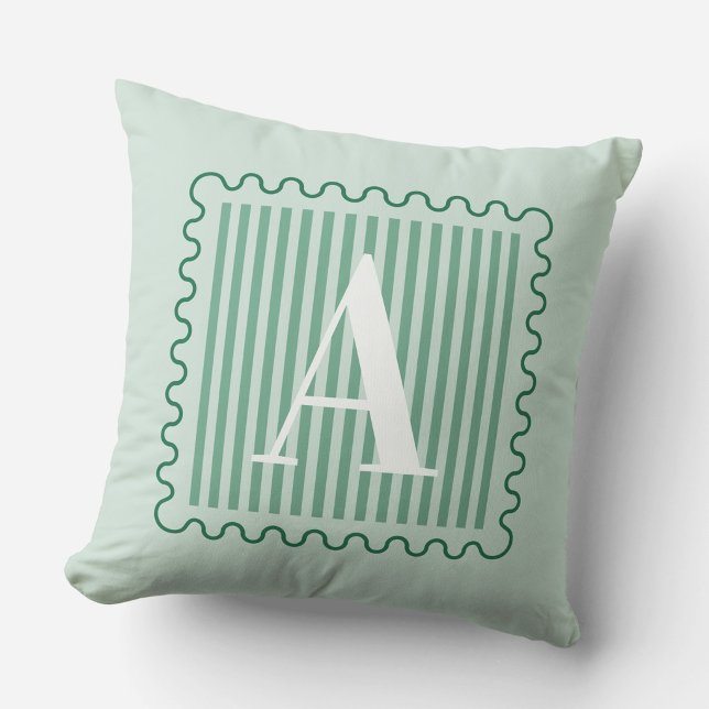Sagegrön monogram förklassisk scalloped kudde (Skapare uppladdad)