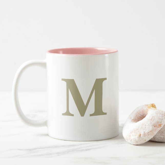 Sagegrön monogram initialbokstav bröllopspresent Två-Tonad mugg (Med munk)
