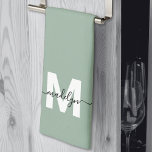 Sagegrön namnmonogram kökshandduk<br><div class="desc">Anpassad kökshandduk i salvia grön med monogram och namn. Lägg till en personlig touch i din köksstil med denna eleganta handduksdesign. Bakgrunden är en mjuk salvia grön, i kombination med knivskarpa vita bokstäver för initialen och ett djärvt svart namn i flytande skrivstil tvärs över framsidan. Designad för en tre-faldig visning,...</div>
