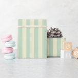 Sagegrön och gula ränder presentpapper<br><div class="desc">Lägg till en klassisk touch till dina gåvor med detta ränderna inslagspapper! Med rena,  djärva ränder är det perfekt för födelsedagar,  helgdagar eller något annat tillfälle. Mångsidigt och stilrent gör detta inslagspapper varje present snygg och festlig.</div>