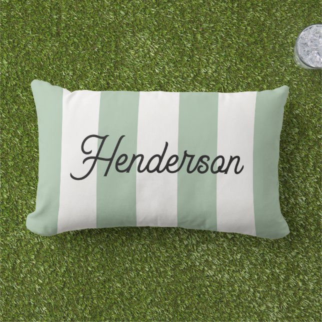 Sagegrön och vit cabana-randig monogram lumbarkudde (Gräs)