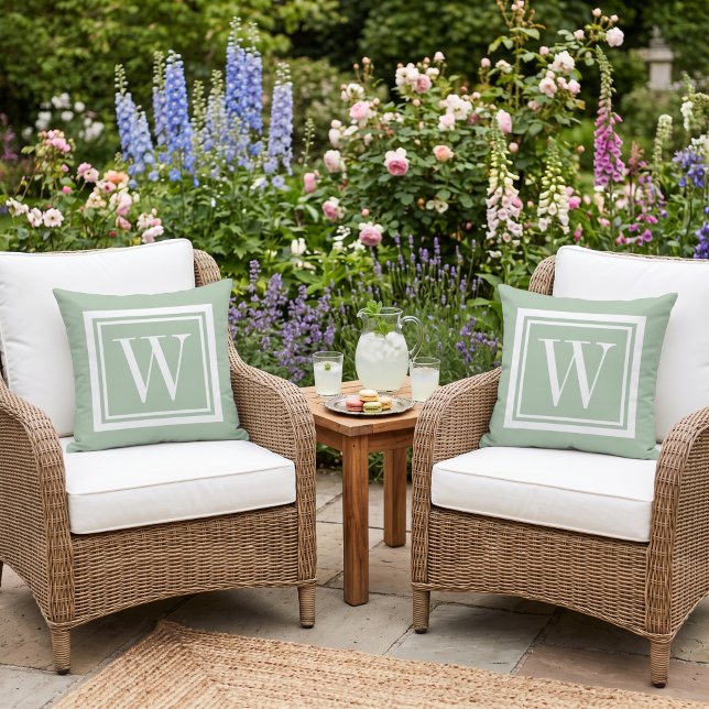 Sagegrön och vit klassisk fyrkantig monogram kudde (Skapare uppladdad)