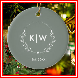 Sagegrön och Vit | Moderna Initialer Monogram Julgransprydnad Keramik