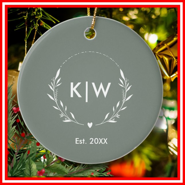 Sagegrön och Vit | Moderna Initialer Monogram Julgransprydnad Keramik (Skapare uppladdad)