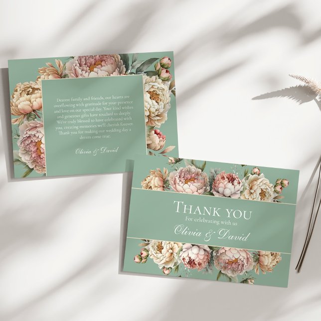 Sagegrön Påsklilja Blommig Band Bröllop Tack Kort (Rustic Pastel Sage Green Blush Pink Peony Wedding Thank You Card on a sunny white boho table.)
