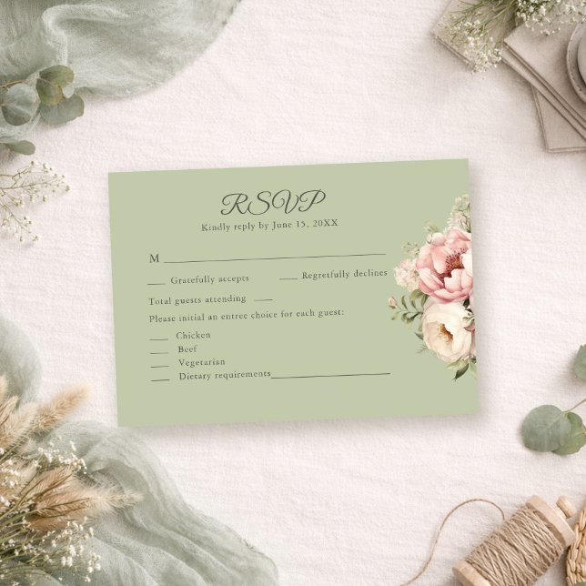 Sagegrön Påsklilja Blommig RSVP-kort OSA Kort (Sage Green Peony Floral RSVP Card on a boho table with sage green decor and dry botanicals)