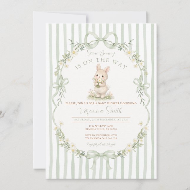 Sagegrön randig kanin baby shower inbjudan (Framsida)