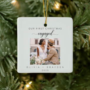 Sagegrön vår första jul som förlovade foto julgransprydnad keramik