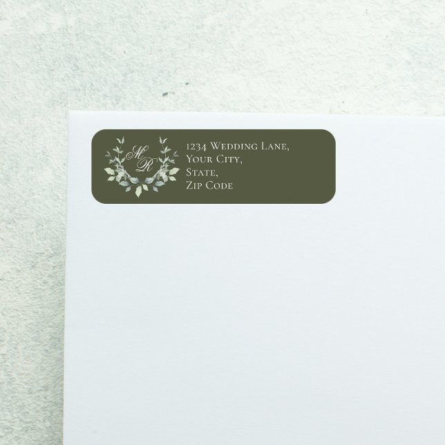 Sagegrön vigselmonogram med blomsterinspirerad scr returadress etikett (Olive green floral crest monogram label with script text, modern minimalist wedding look)