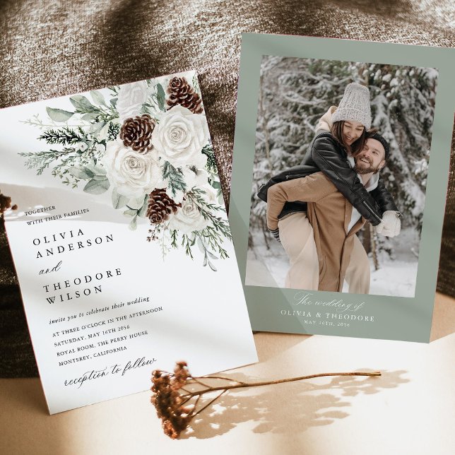 Sagegrön vinterblomma tall foto bakre bröllop inbjudningar (Sage Green Winter Floral Photo Wedding Invitation, Pinecone White Rose Evergreen Forest Photo Invite)