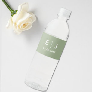 Sagegrön & Vit Monogram Bröllop Vattenflaskor Etikett