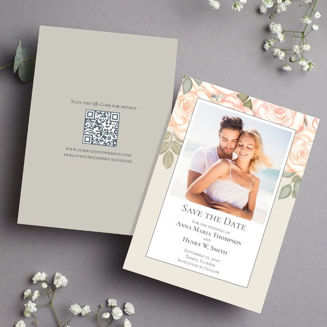 Sagegröna Blommiga Bröllops Korta varsel Foto Spara Datumet (Sage green blush floral save the date photo card. With a scannable QR code. )