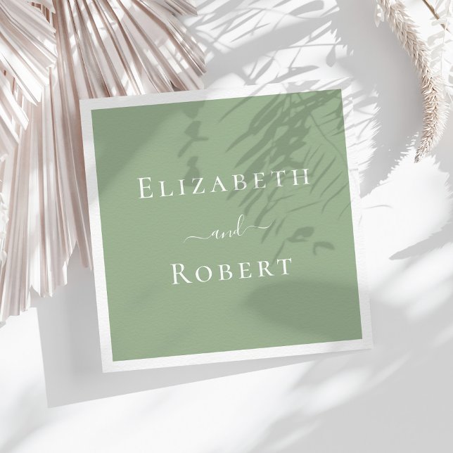 Sagegröna Enkla Minimalistiska Par Namn Bröllop Pappersservett (Sage Green Simple Minimalist Couple Names Wedding Napkins on a sunny table with white dry flowers)