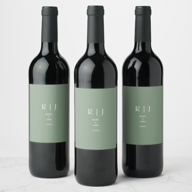 Sagegröna monogram Trendigt elegant modernt bröllo Vinflaska Etikett (Flaskor)