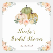 Sagegröna och persikofärgade blomsterpumpor bröllo