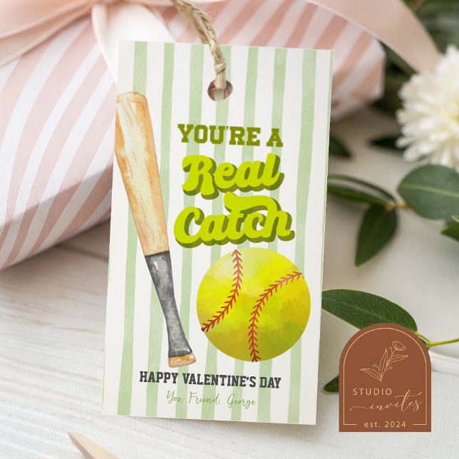Sagegröna sport softball-randiga valentinstecken presentetikett (Skapare uppladdad)