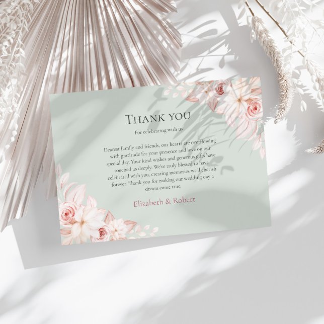Sagegrönt och rosa bröllopsblommor tack kort (Sage Green and Pink Floral Wedding Thank You Card on a sunny table with white dry botanicals)