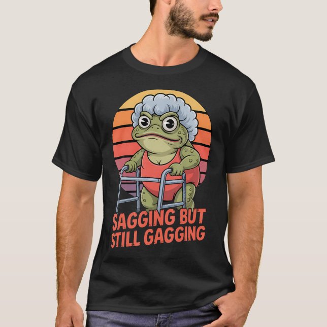 Sagging But Still Gagging Funny Frog Cringe Meme T Shirt (Framsida)