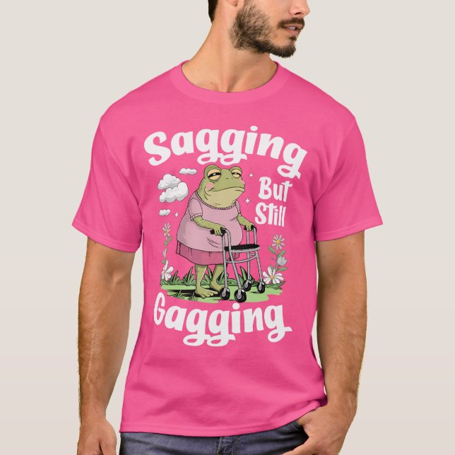 Sagging, men Gagging Funny Frog T Shirt (Framsida)