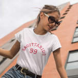 Sagittarius | Rosa födelsedag T Shirt<br><div class="desc">Vi presenterar vårt anpassade rosa Sagittarius stjärntecken t-shirt som låter dig stolt visning ditt zodiaktecken och födelseår i snyggt och unik rödtypografi! Den här t-tröjan är tillverkad med högkvalitativa material och en elegant design och är perfekten som ett tillägg till alla astrologientusiasters vardrobe. Du kan anpassa den med ditt födelseår...</div>