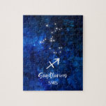 Sagittarius Zodiac Constellation Galaxy Monogram Pussel<br><div class="desc">Sagittarius Zodiac Constellation Galaxy Monogram Design with trendig Brushed Script Font, Mörk blått celestial water color bakgrund struktur, Glowing star konstellation och Centaur-symbolen. Modern Astrological Sign Birth Horoscope, är perfekt för varje sagittariskt födelsedag från den 22 november till den 21 december! Med Monogrammed första Mitten och efternamn (eller lämna det...</div>