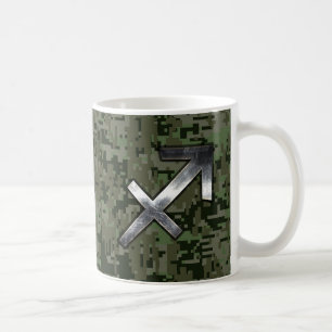 Sagittarius Zodiac Symbol på Grönt Digital Camo Kaffemugg