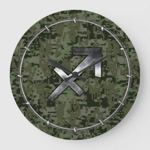 Sagittarius Zodiac Symbol på Grönt Digital Camo Stor Klocka